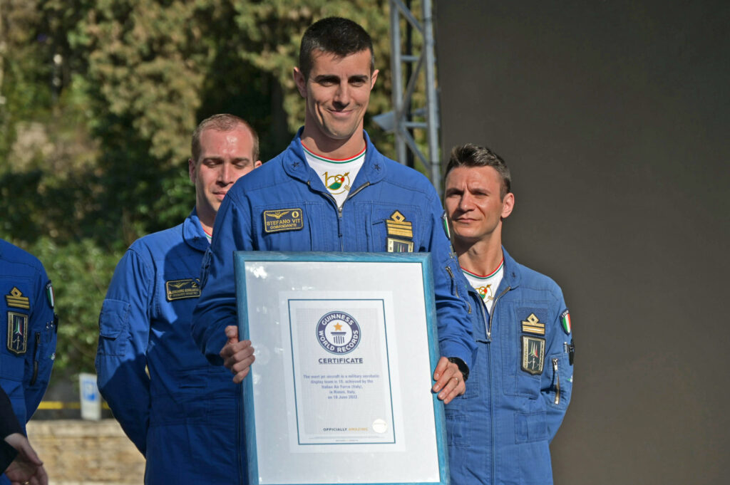 Le Frecce Tricolori sono nel libro dei Guinness, il record della pattuglia  acrobatica certificato a Rimini